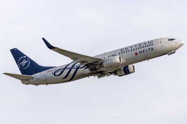 Boeing 737-800 (N3761R) - Skyteam leaving ATL