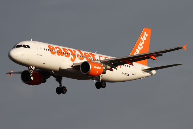 Airbus A320 (G-EZUT)