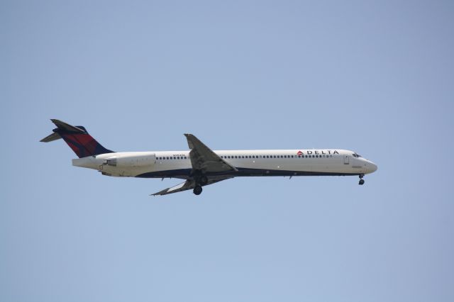 McDonnell Douglas MD-88 (N984DL) - Delta Flight 1678 (N984DL) arrives at Sarasota-Bradenton International Airport following a flight from Hartsfield-Jackson Atlanta International Airport