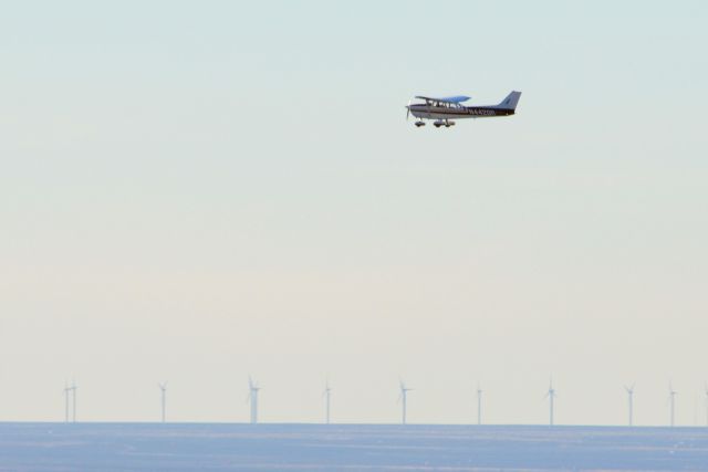 Cessna Skyhawk (N4420R) - OUt in the middle of nowhere in Texas a Cessna 172 flies over a windfarm.