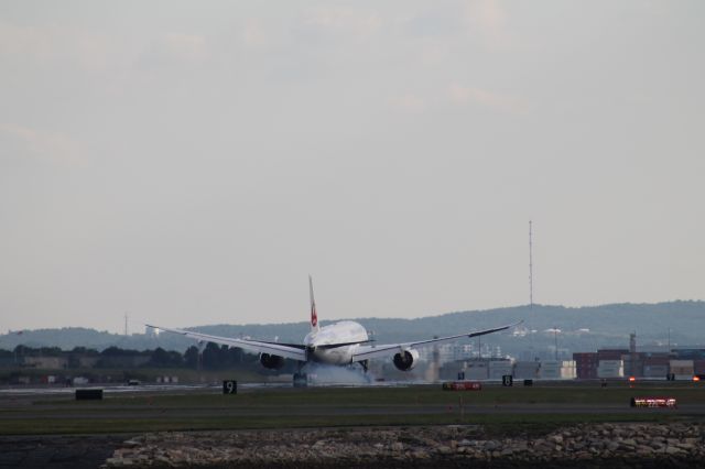 Boeing 787-8 (JA825J) - JAL 787 touching down on 22L after an 11 hour flight from Narita.