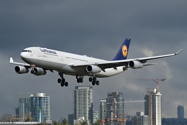 Airbus A340-300 (D-AIGZ)