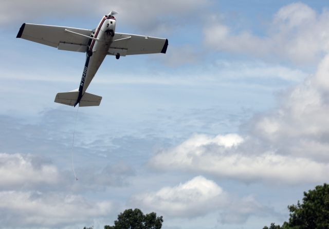 Cessna Skyhawk (N7348G) - The fine art of banner towing.