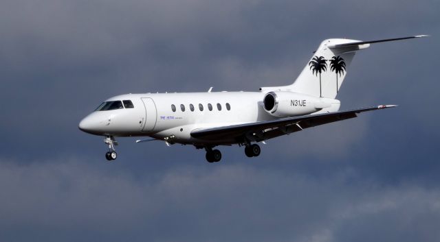 Hawker Beechcraft 4000 (N31JE) - On final is this 2009 Hawker-Beechcraft in the Winter of 2019. At one point Flight Log recorded a cruising speed of 710 mph at 41,000 feet and on descent 738 mph at 28,600 feet. Glad it slowed for a few photos.