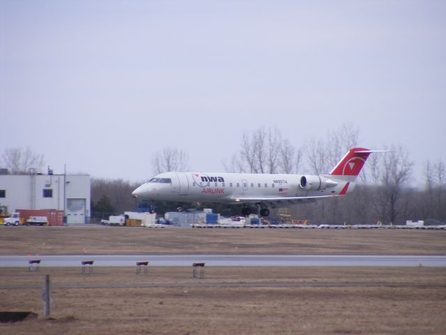 Canadair Regional Jet CRJ-200 (N8907A)