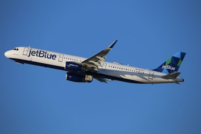 Airbus A321 (N976JT)