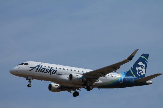 Embraer 175 (N178SY) - Alaska SkyWest landing on 28R PDX. 