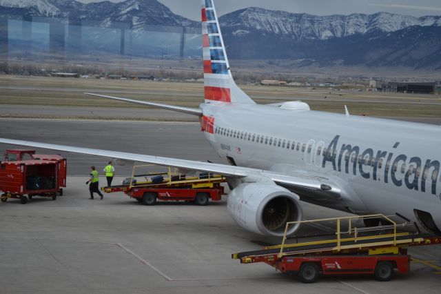 Boeing 737-800 (N944AN)