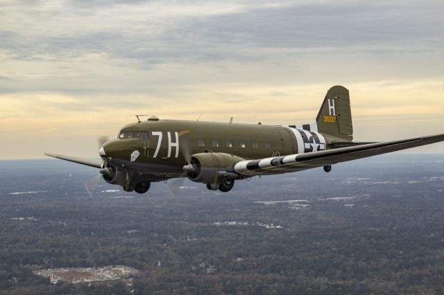 Douglas DC-3 (N99FS)