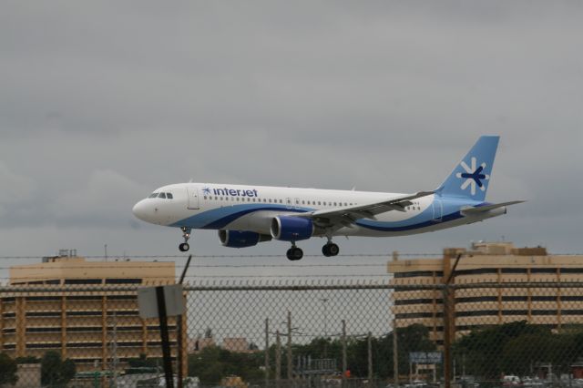 Airbus A320 (XA-BAV) - landing at miami