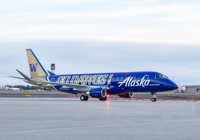 Embraer 175 (N662QX)