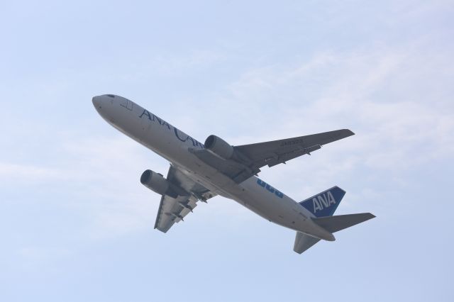 BOEING 767-300 (JA8323)
