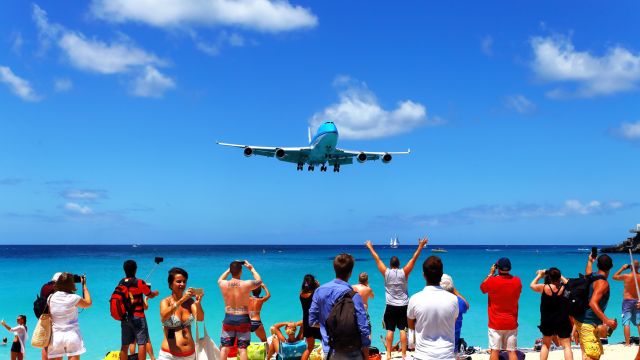 Boeing 747-400 (PH-BFN) - Maho Beach.Approche très convoitée du 747 KLM.