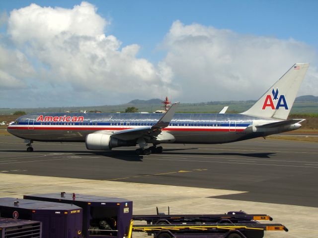 BOEING 767-300 (N372AA)