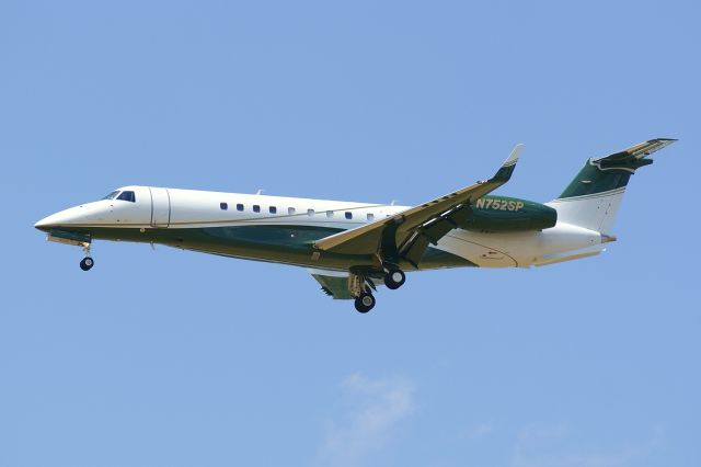 Embraer ERJ-135 (N752SP) - 12R approach