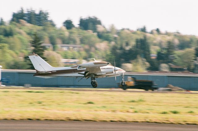 Cessna 310 (N7512Q)