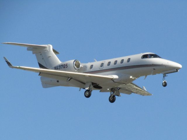 Embraer Phenom 300 (N437QS) - Landing RWY 20R