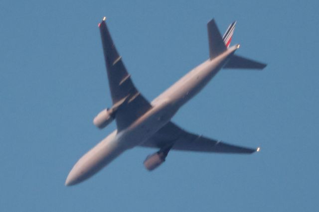 Boeing 777-200 (F-GSPE) - C-GSPE Boeing B-777 228 ER Air France AF345 De Montréal YUL. Vers Paris CDG. Altitude 4151 Mètres. Vitesse 601 KM/H. Survolant le fleuve St-Laurent QC à Lavaltrie QC. Le 01-04-2025 à 19:27.