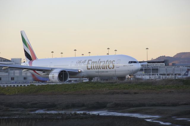 BOEING 777-300ER (A6-EGI)