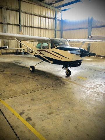 Cessna Skyhawk (N6425V)