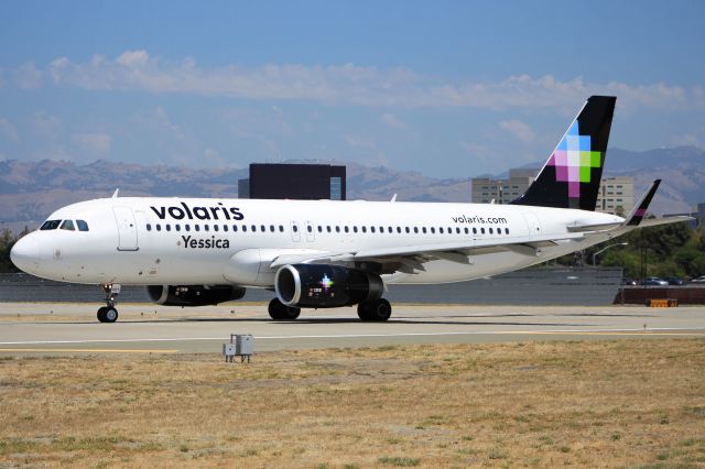 Airbus A320 (XA-VOY)