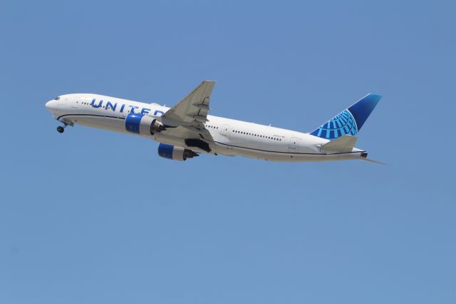 Boeing 777-200 (N212UA)