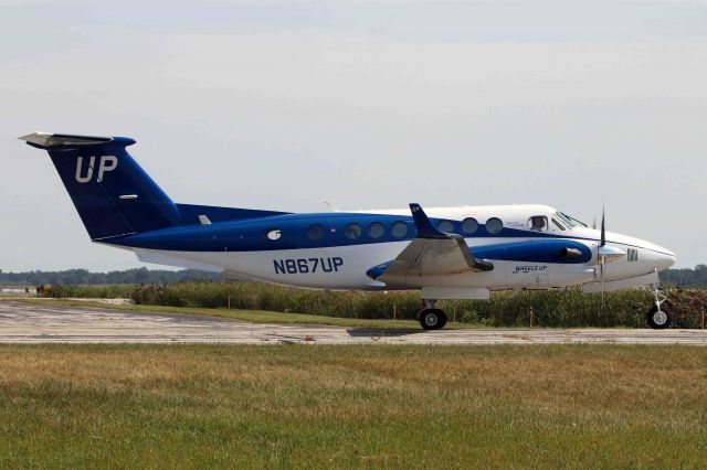 Beechcraft Super King Air 350 (N867UP) - Wheels Up - GAJ867, Textron/Beechcraft Super King Air 350, N867UP, c/n FL-1098 taxiing out on Sunday 27 Aug 2017 en route to Cincinnati Municipal Airport, OH (KLUK).