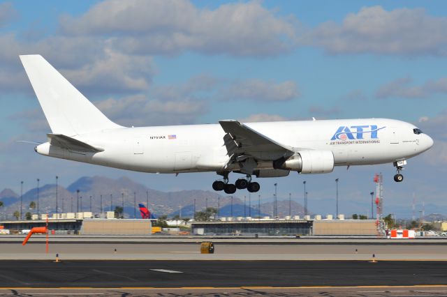 BOEING 767-200 (N791AX)