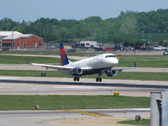 Embraer 175 (N615CZ)
