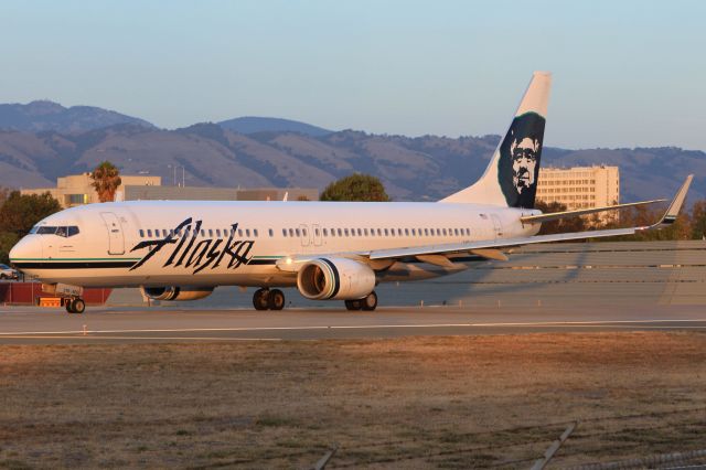 Boeing 737-900 (N319AS)