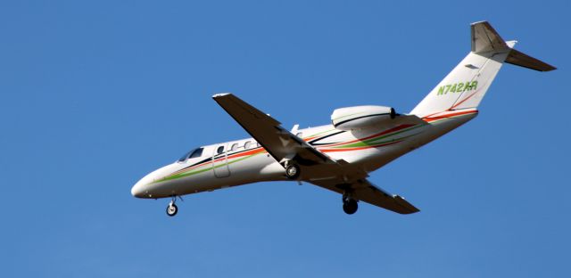 Cessna Citation CJ3 (N742AR) - On short final is this 2006 Cessna 525B Citation 3 in the Winter of 2023.