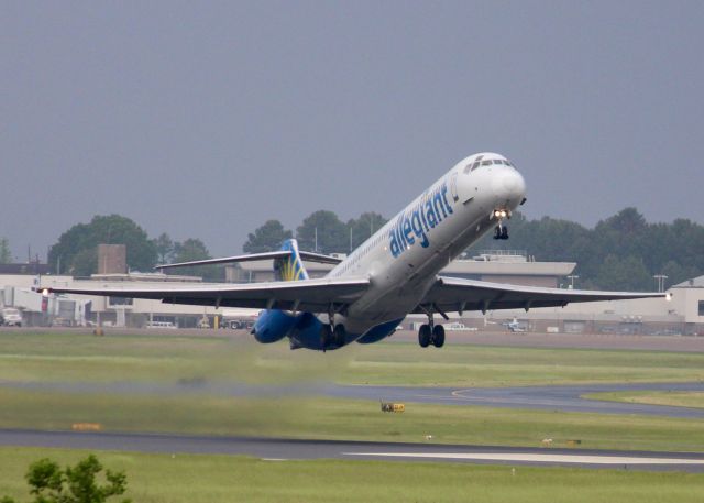 McDonnell Douglas MD-83 (N875GA) - At Shreveport Regional. Taking off in the pouring rain.