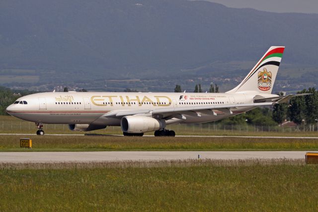Airbus A330-200 (A6-EYP)