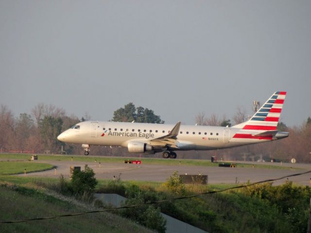 Embraer 175 (N416YX)