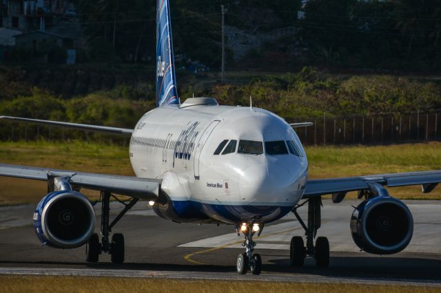 Airbus A320 (N592JB)