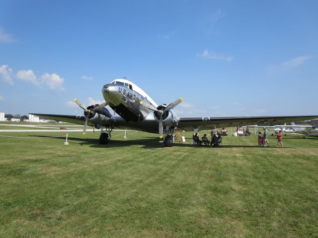 Douglas DC-3 (N8704)