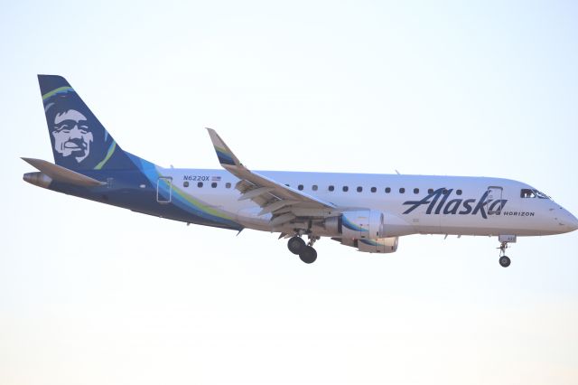 EMBRAER 175 (long wing) (N622QX)