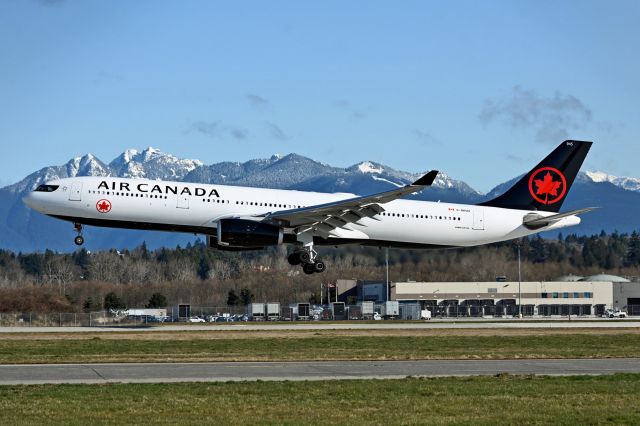 Airbus A330-300 (C-GKUH)