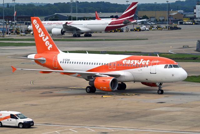Airbus A319 (G-EZAX)