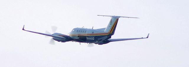 — — - Beechcraft B200 climbimg out into the sun.