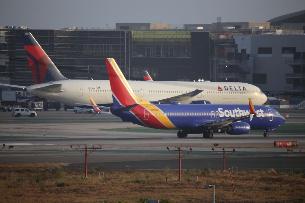 Boeing 737-800 (N8508W)