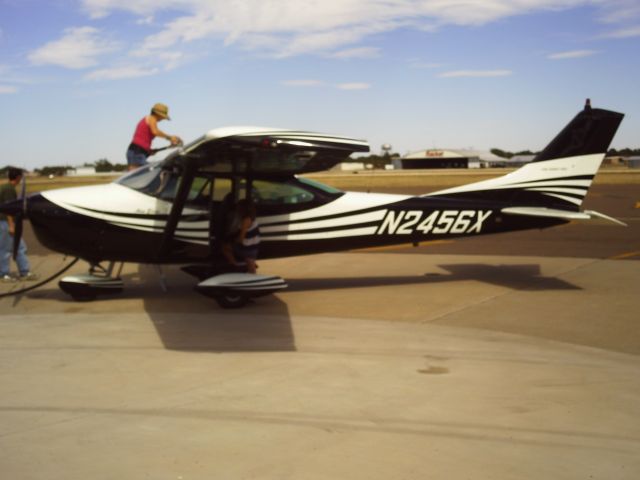 Cessna Skylane (N2456X)