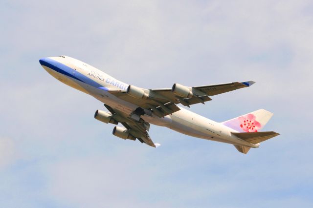 Boeing 747-400 (B-18715) - A China Airlines Cargo 744 climbs out of DFW. Photo by Paul Braymen