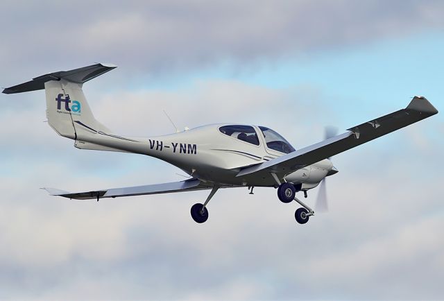 Diamond Star (VH-YNM) - FLIGHT TRAINING ADELAIDE - DIAMOND DA-40-CS DIAMOND STAR - REG VH-YNM (CN 40.1152) - PARAFIELD AIRPORT ADELAIDE SA. AUSTRALIA - YPPF (15/8/2015) TAKEN WITH A CANON 550D AND 300MM CANON FIXED LENS.