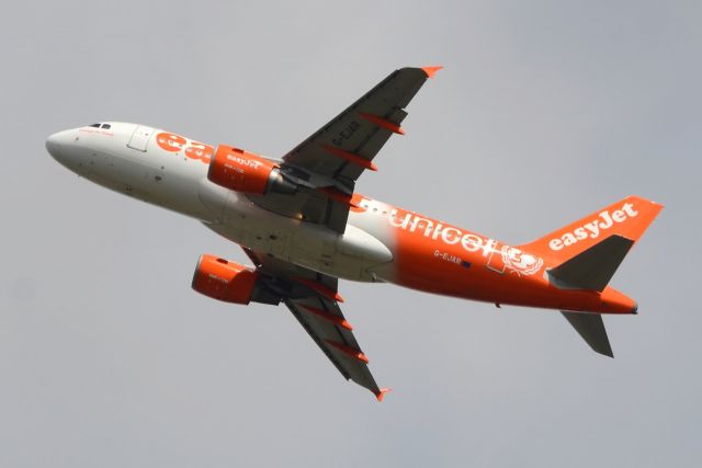 Airbus A319 (G-EJAR)