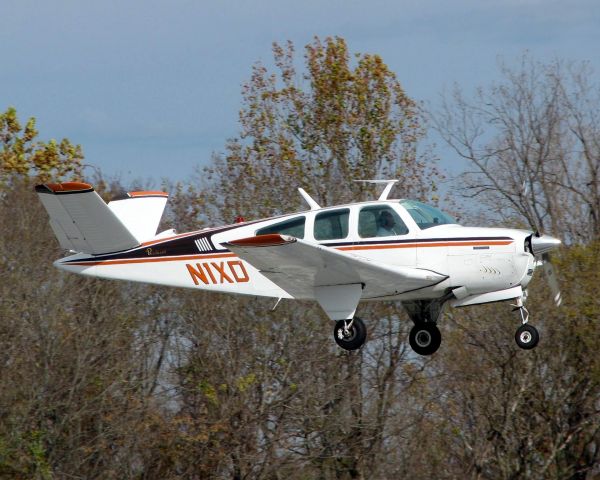 Beechcraft 35 Bonanza (N1XD) - 1961 Beech N35 landing on 14 at Downtown Shreveport.