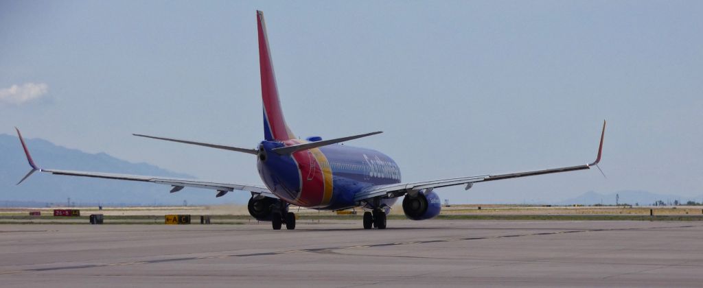 Boeing 737-800 (N8533S)