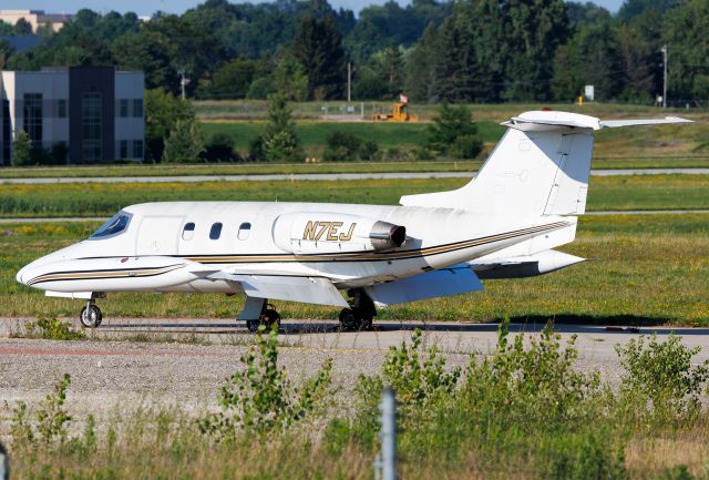 Learjet 24 (N7EJ)