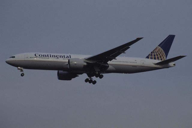Boeing 777-200 (N78005) - Final Approach to Narita Intl Airport Rwy34L on 1999/01/17