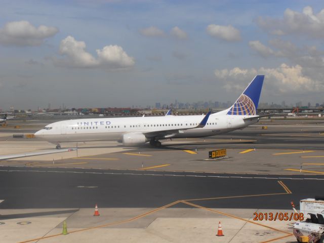 Boeing 737-900 (N77431) - Just landed in Newark from Florida